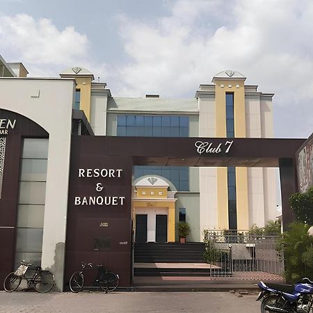 Club 7 Resort And Banquets Барелі Екстер'єр фото