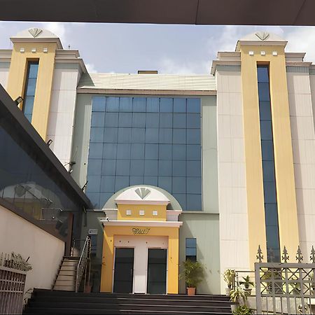Club 7 Resort And Banquets Барелі Екстер'єр фото