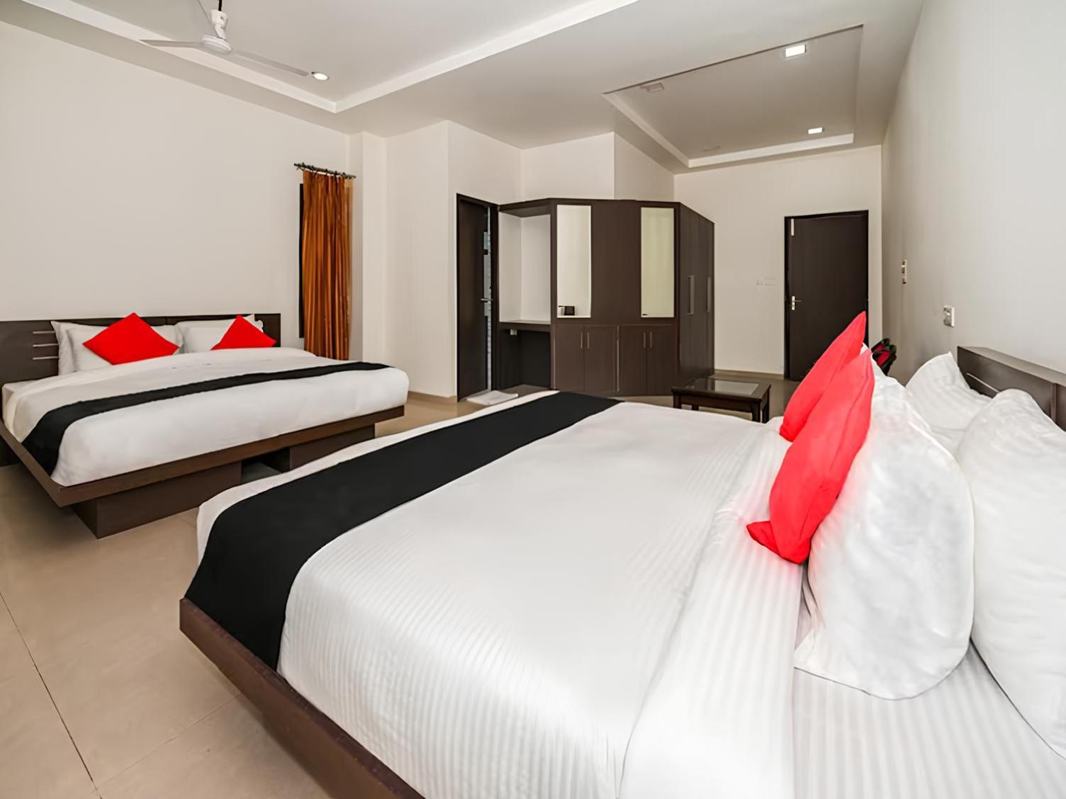 Club 7 Resort And Banquets Барелі Екстер'єр фото