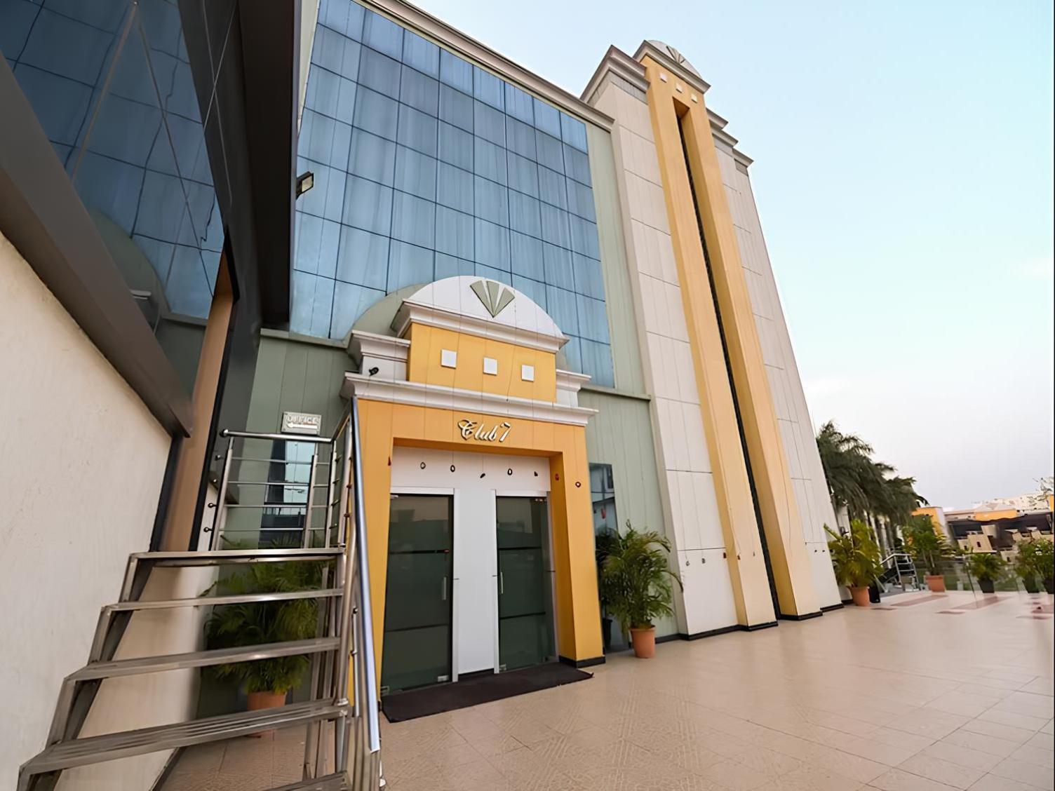 Club 7 Resort And Banquets Барелі Екстер'єр фото